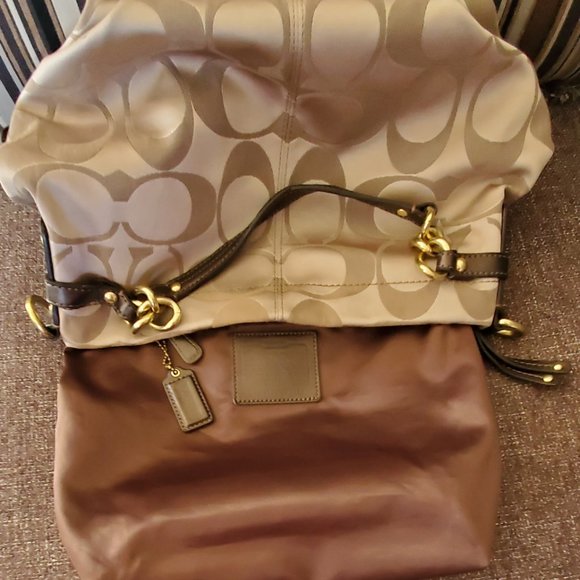 EUC Coach Signature Jacquard Hobo - Picture 10 of 10